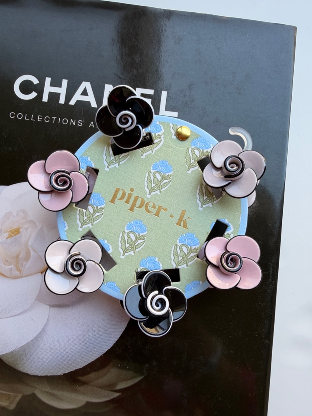 Piper.k rose-shaped hair clips.